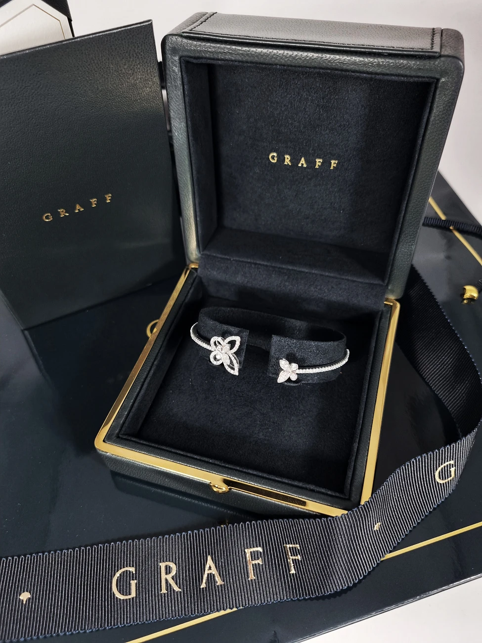 Украшение Graff  Butterfly Silhouette Open Diamond Bangle  RGB501-165 