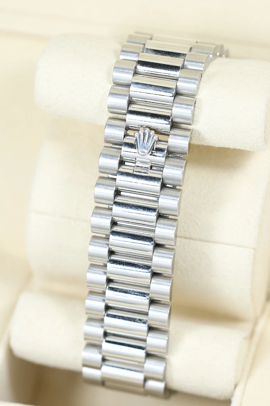 Часы Rolex  Day-Date 40 Oyster Perpetual Platinum Black Dial with Diamonds  228236