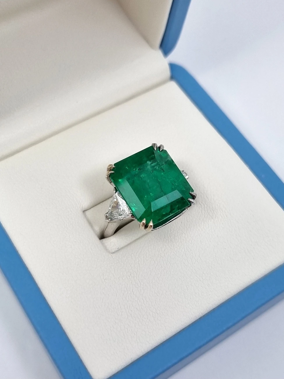 Украшение GRS GemResearch Swisslab  Кольцо с изумрудом 13,82 ct. Vivid Green   