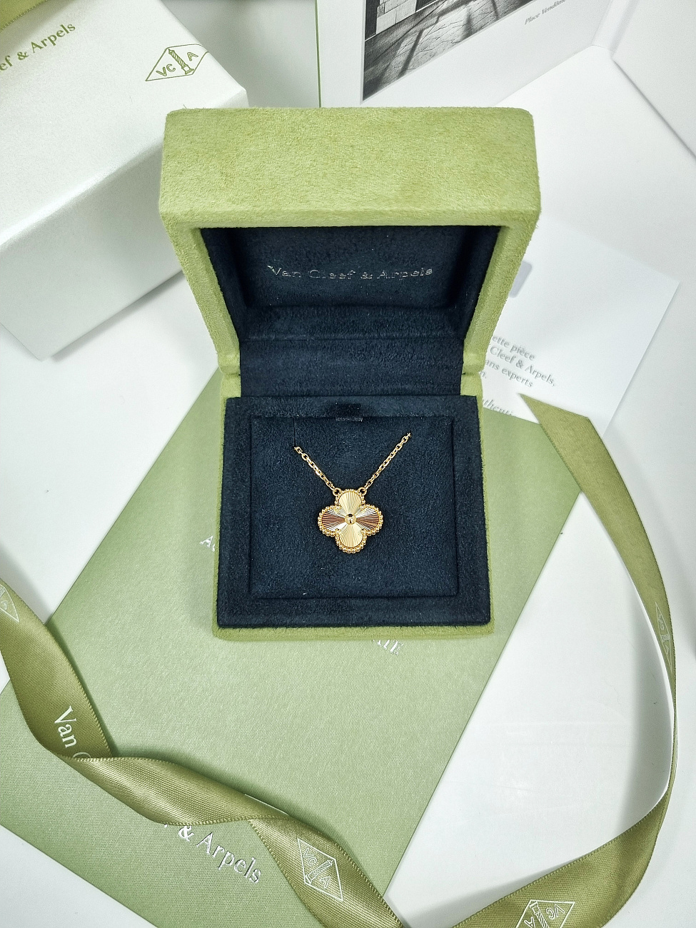 Украшение Van Cleef & Arpels  Vintage Alhambra Pendant, Guilloché Yellow Gold  VCARP4KL00 