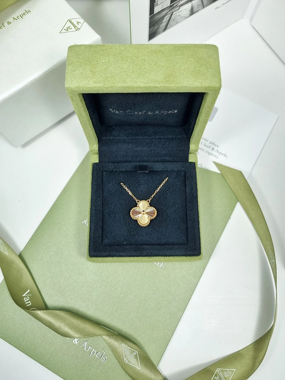 Украшение Van Cleef &amp; Arpels  Vintage Alhambra Pendant, Guilloché Yellow Gold  VCARP4KL00 
