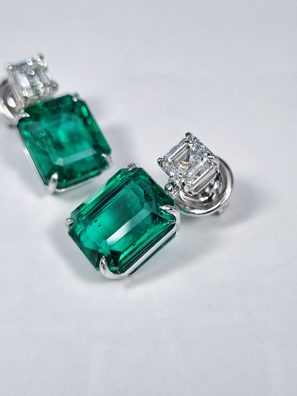 Украшение GRS GemResearch Swisslab  Серьги с изумрудами 9,20/9,46 ct. Vivid Green (Zambia)   
