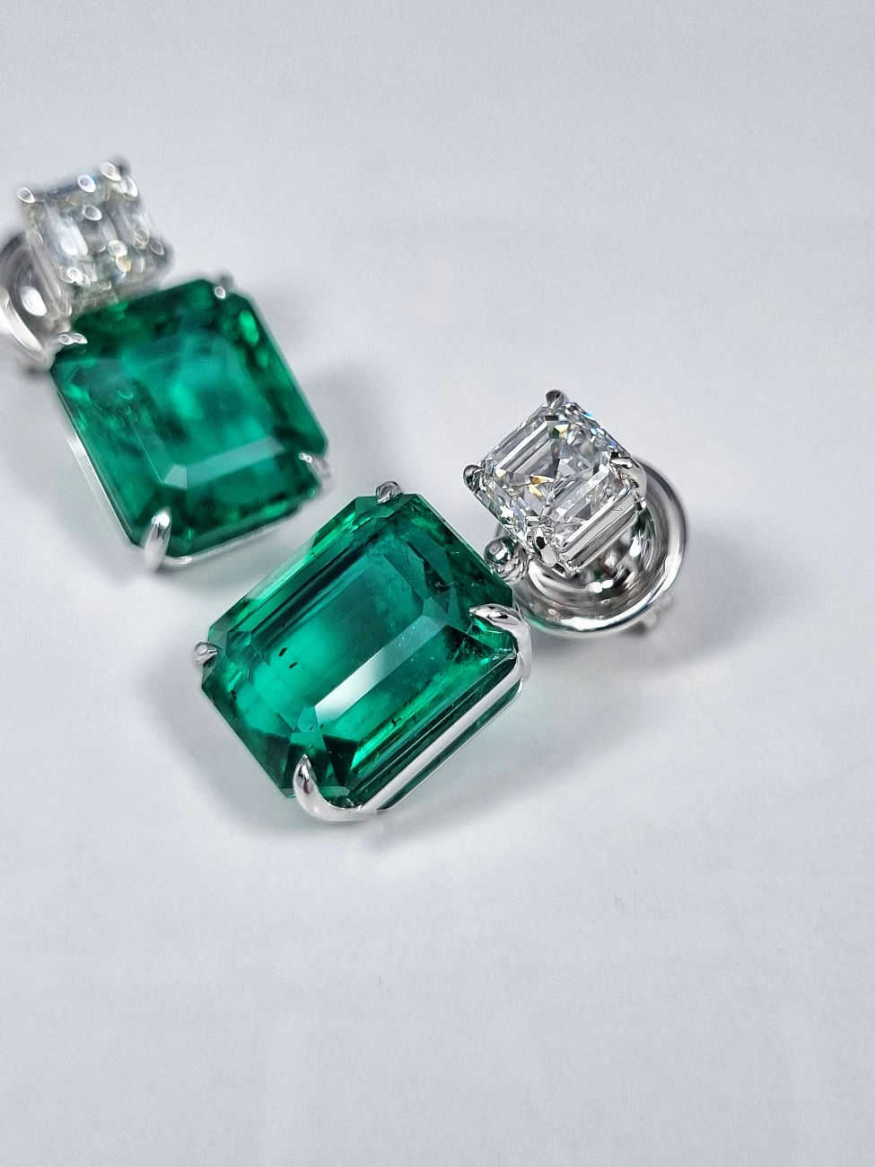 Украшение GRS GemResearch Swisslab  Серьги с изумрудами 9,20/9,46 ct. Vivid Green (Zambia)   