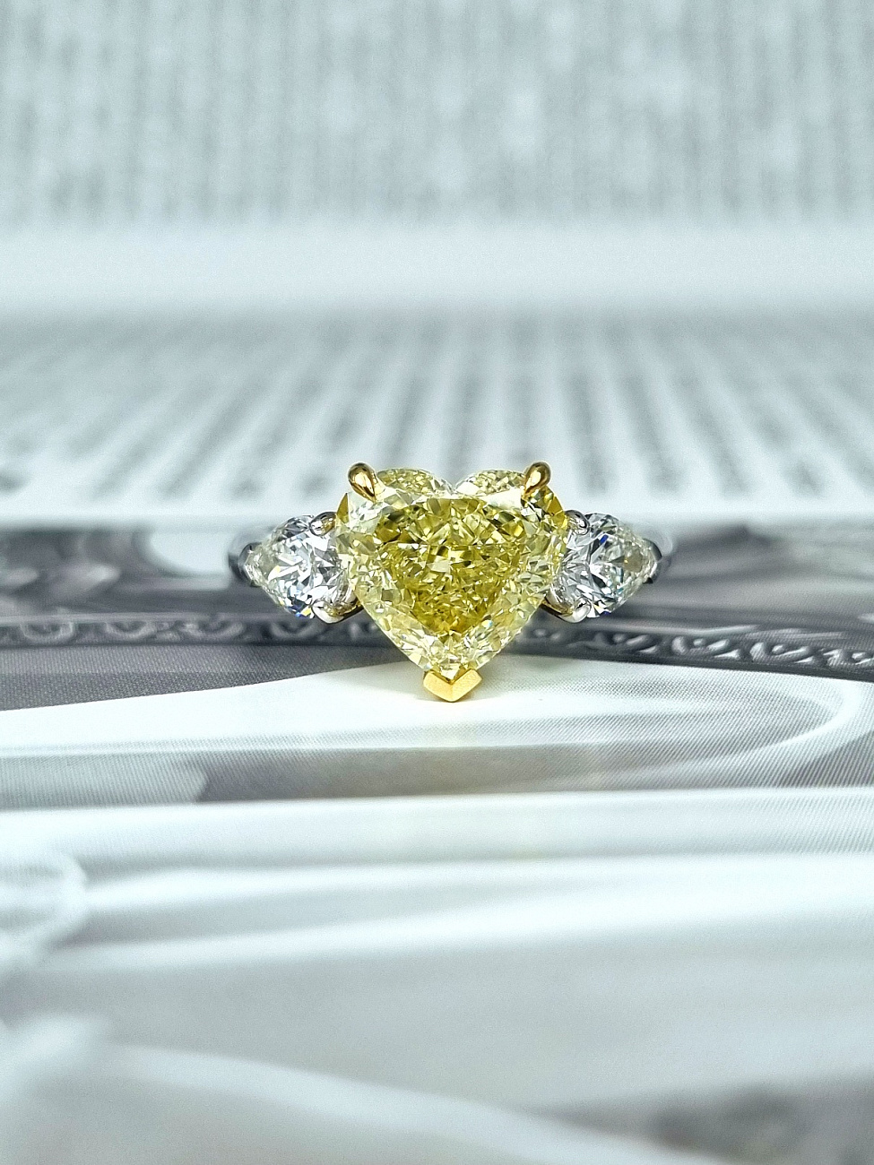 Украшение GIA  Кольцо 3,02 ct. Fancy Light Yellow/VS2 (Heart Diamond)   