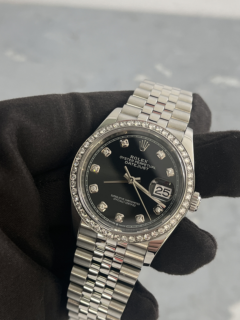 Часы Rolex  Datejust 36 Custom Diamonds Bezel Black Dial  126234FIX