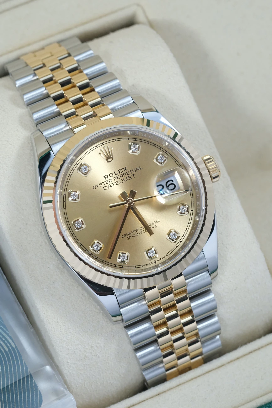 Часы Rolex  Datejust Champagne Diamond Dial  126233-0017
