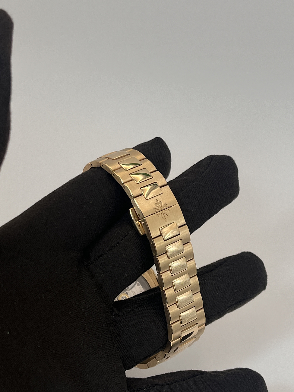 Часы Patek Philippe  Custom Nautilus Rose Gold And Ruby 40Mm  FIX 5723/1R 5711R