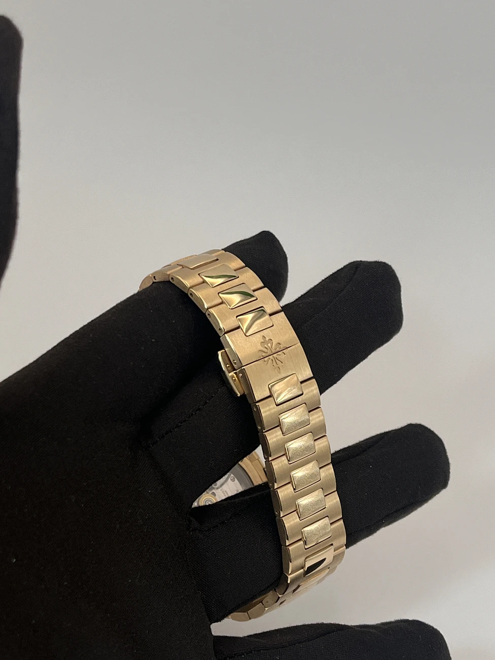 Часы Patek Philippe  Custom Nautilus Rose Gold And Ruby 40Mm  FIX 5723/1R 5711R