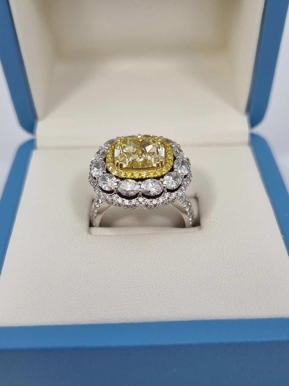 Украшение GIA  Кольцо С Бриллиантом 5,10 Ct. Fancy Yellow   
