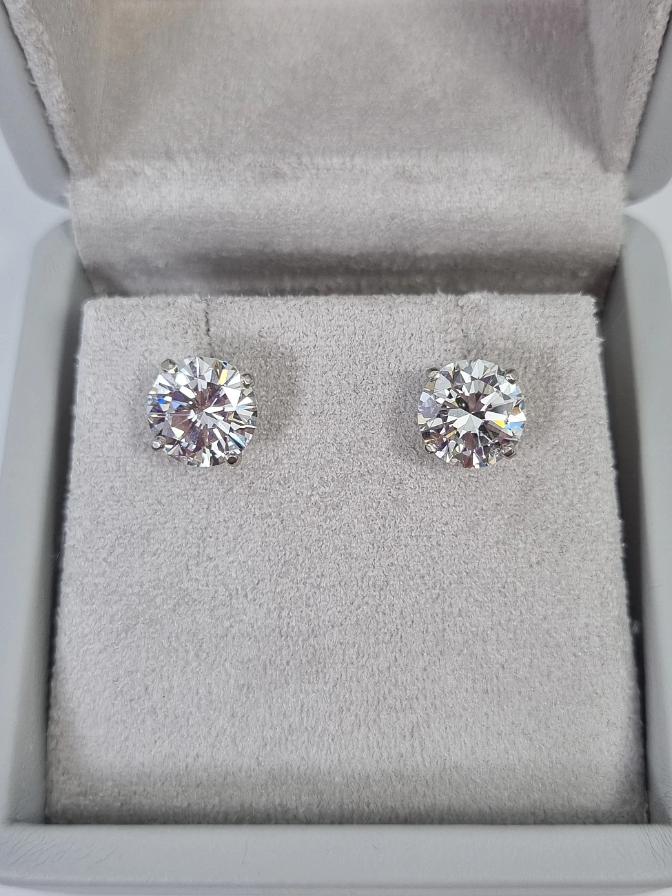 Украшение Graff  Stud Earrings 3,01/3,06 Ct. D-E/Vs1   