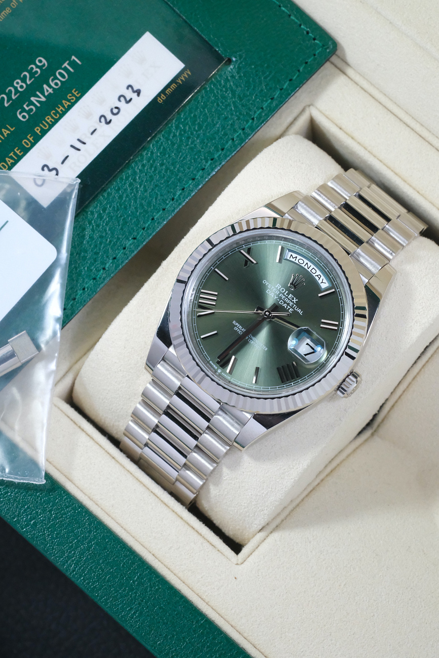 Часы Rolex  Day Date 40 Mm White Gold Olive Dial  228239