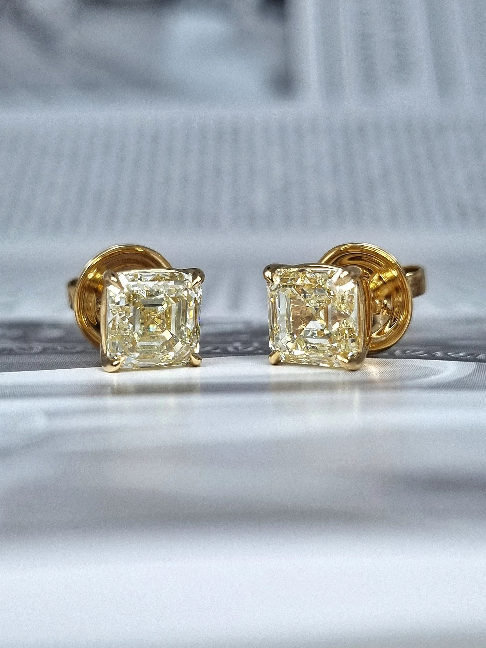 Украшение GIA  Серьги 2,51/2,51 ct. U to V/VS1 (Asscher cut)   