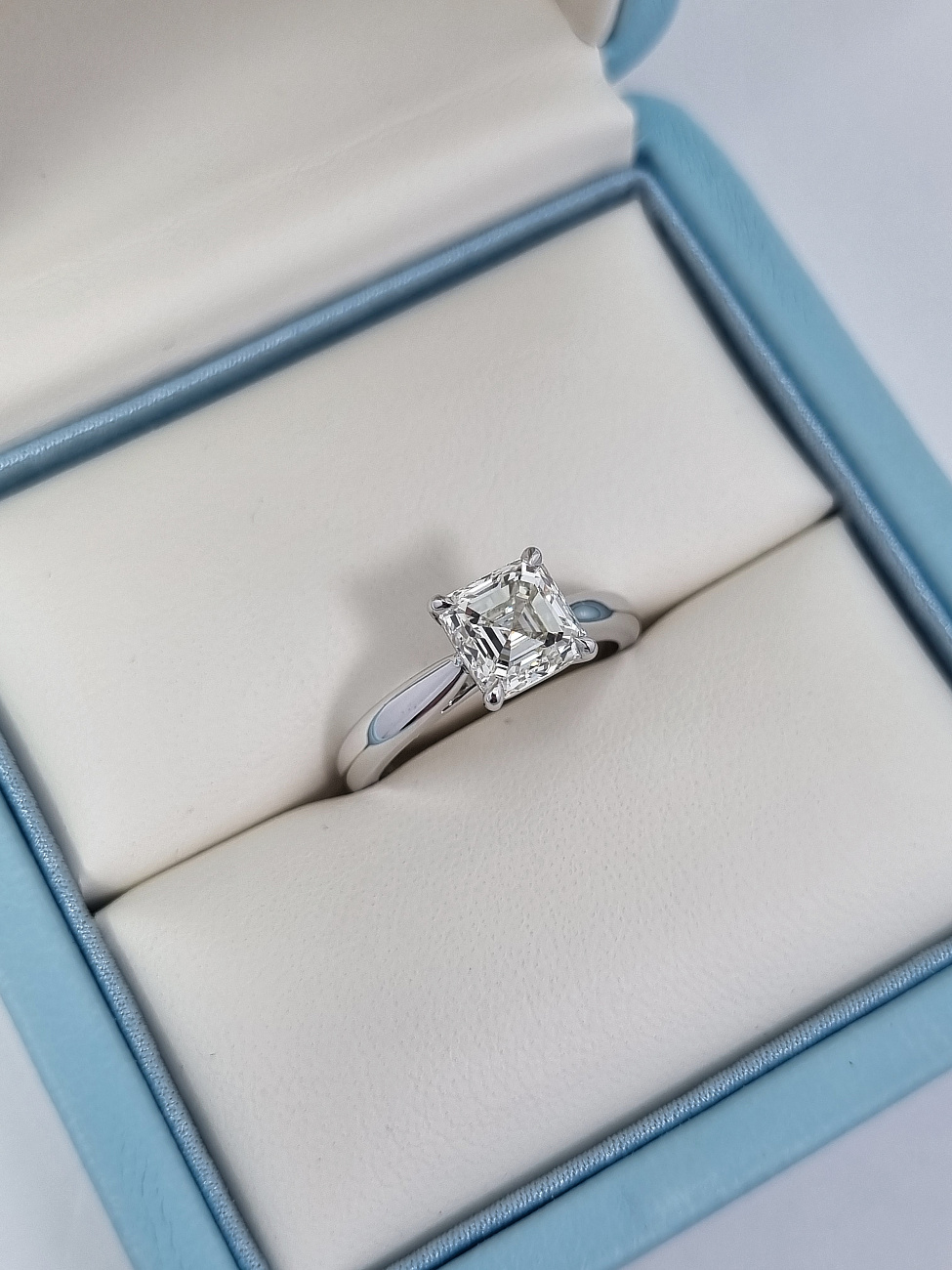 Украшение NO NAME  Кольцо С Бриллиантом 1,76 Ct. J/Internally Flawless   