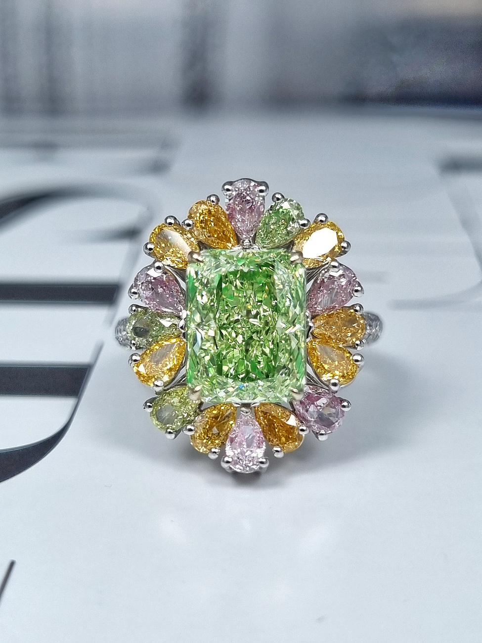 Украшение GIA  Кольцо с бриллиантом 3,30 ct. Fancy Brownish Greenish Yellow/VS2   