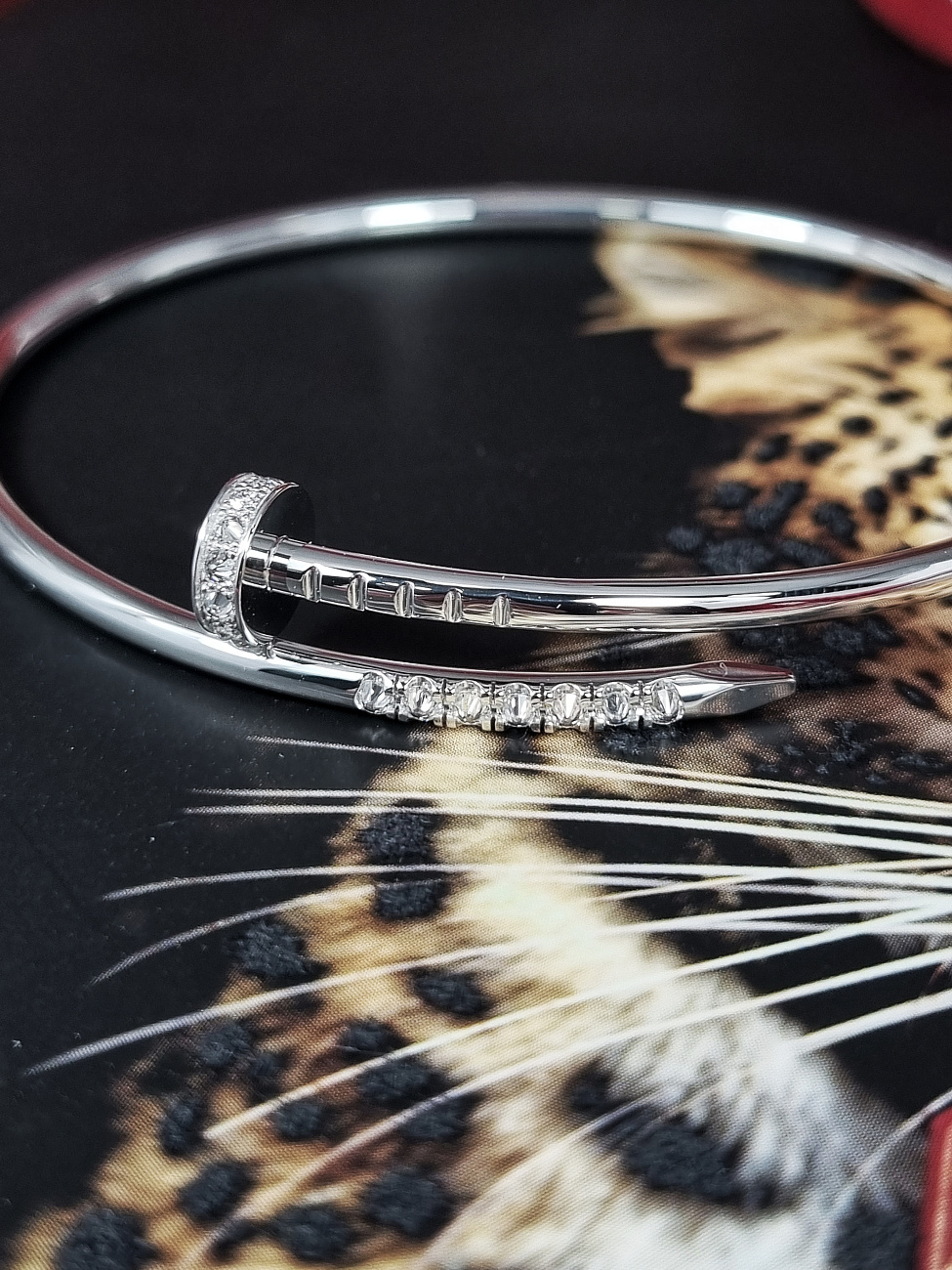 Украшение Cartier  Juste un Clou bracelet, Small Model, Reverse-set Diamonds 17 WG  B6092017 