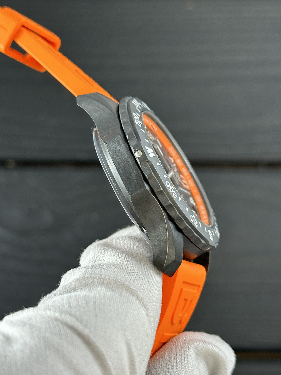 Часы Breitling  Endurance Pro Breitlight  X82310A51B1S1