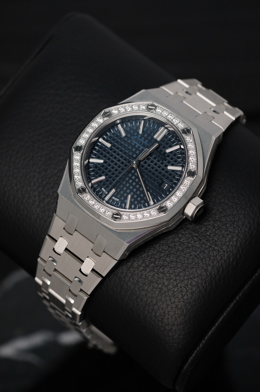 Часы Audemars Piguet  Royal Oak 37 Mm Diamonds  15551ST.ZZ.1356ST.05