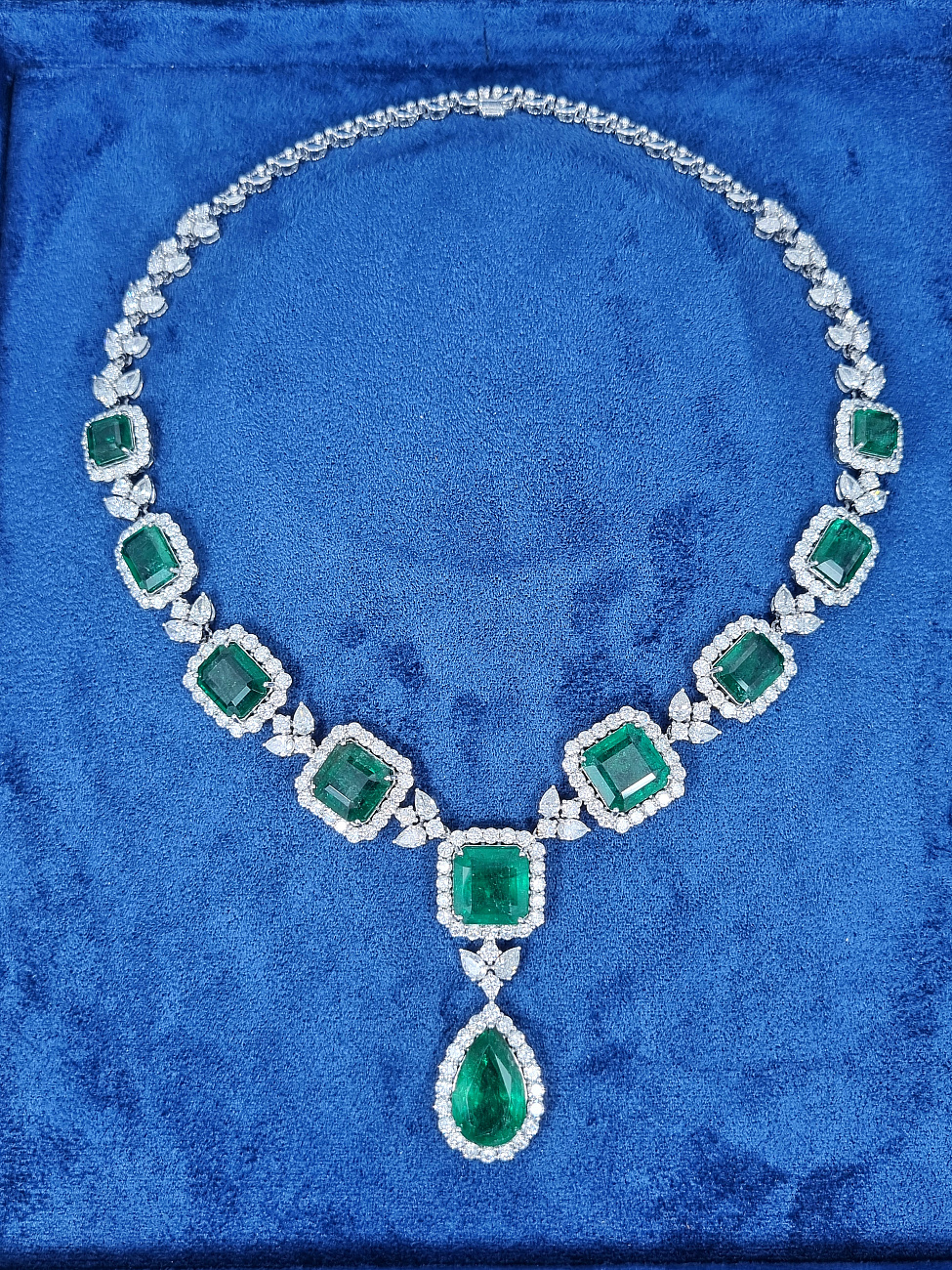 Украшение No Name  Колье с изумрудами 49,71 ct.   