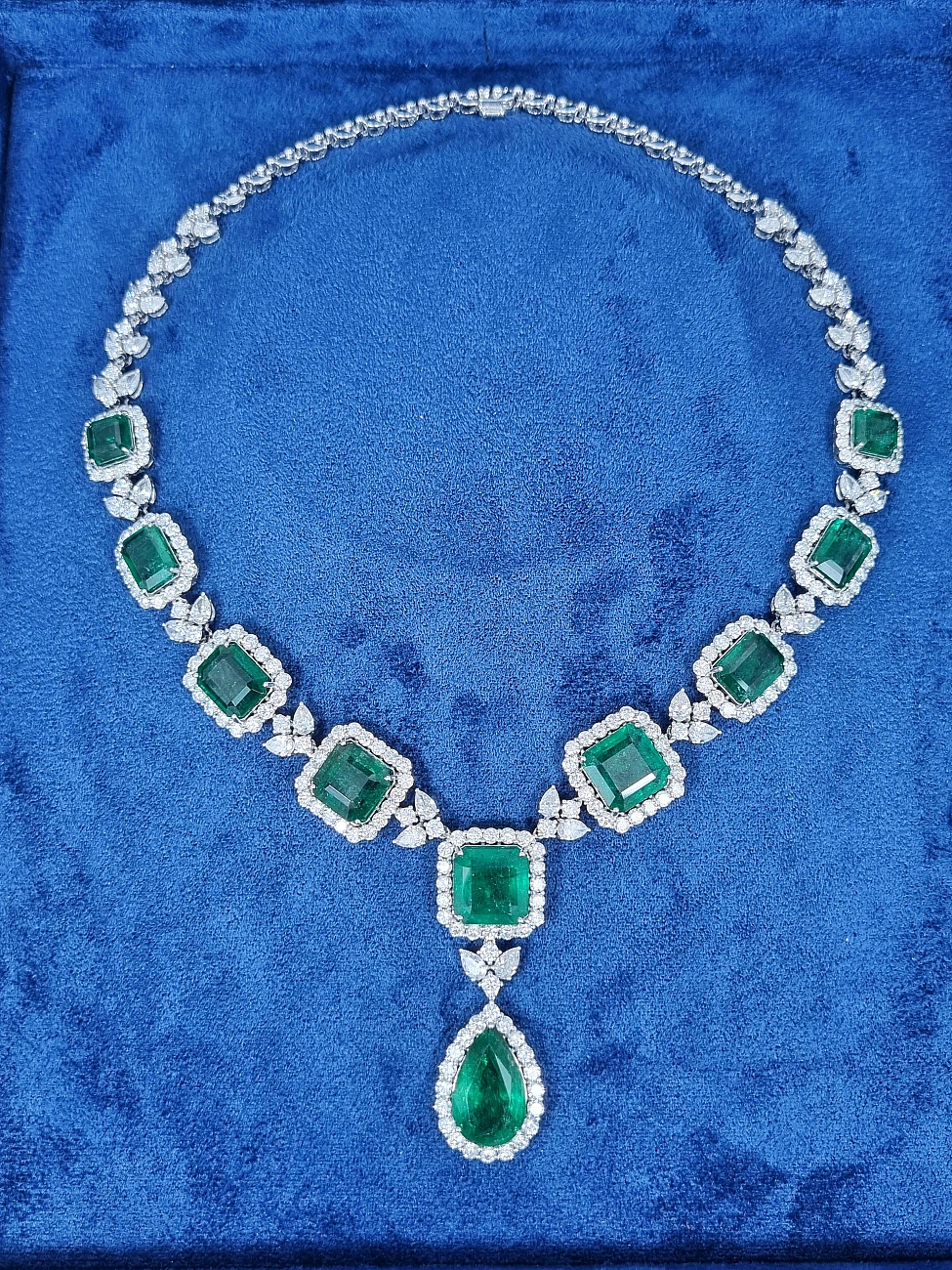 Украшение No Name  Колье с изумрудами 49,71 ct.   