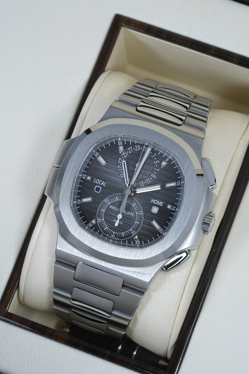 Часы Patek Philippe  Nautilus Travel Time Chronograph  5990/1A-001