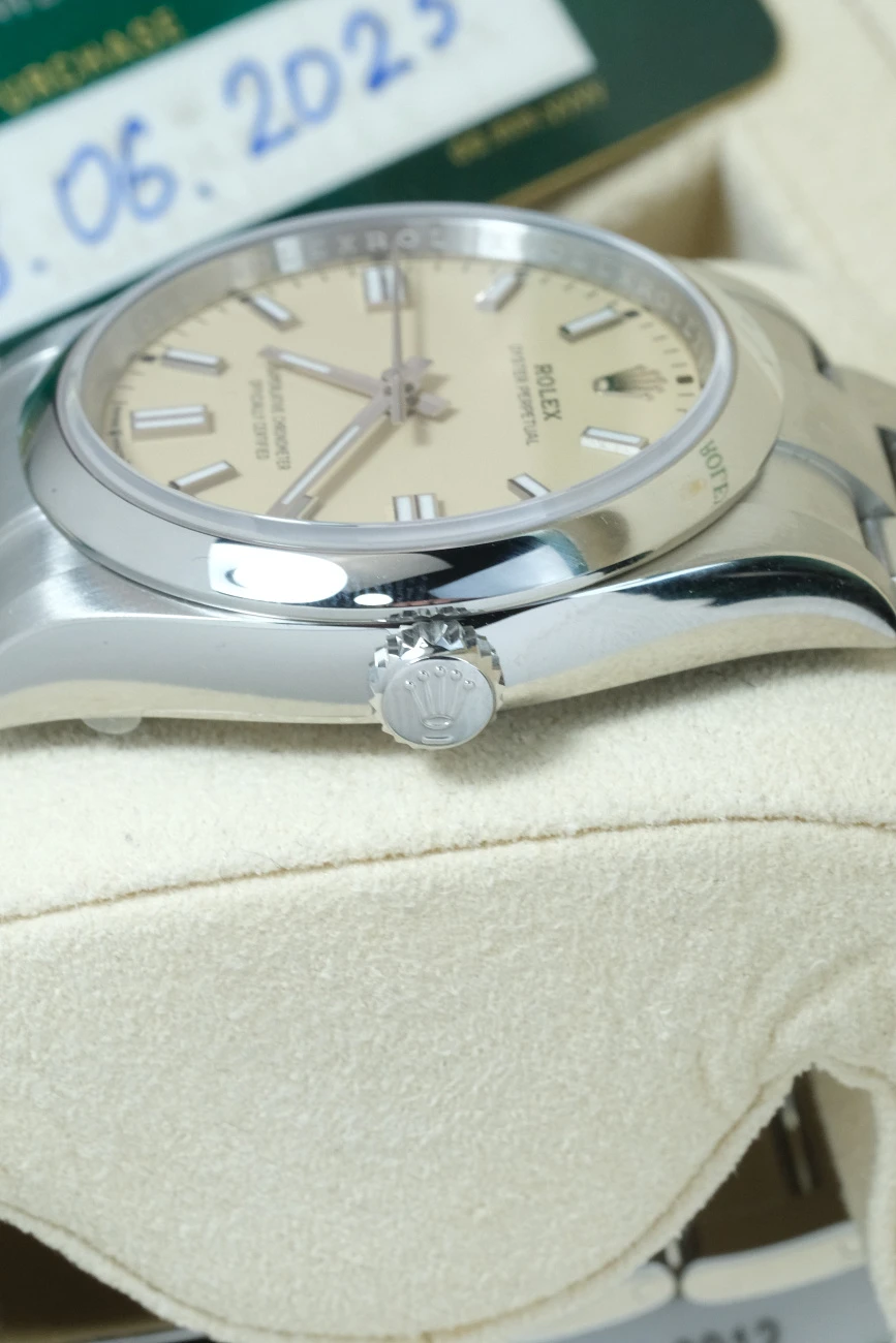 Часы Rolex  Oyster Perpetual 36Mm Biege Dial  126000