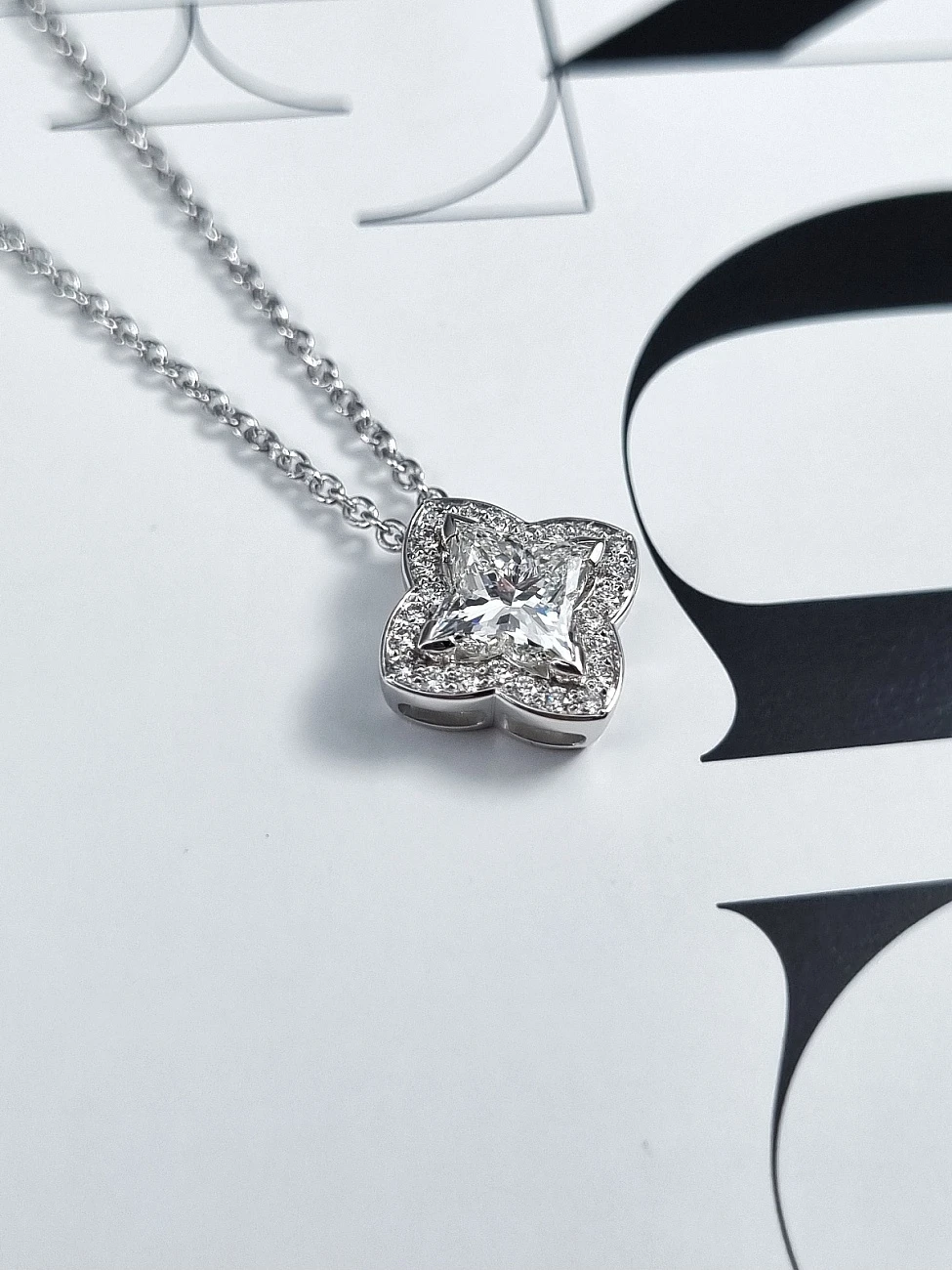 Украшение GIA  Подвеска 0,96 ct. H/VVS1 "LV Diamond" (Star cut)   