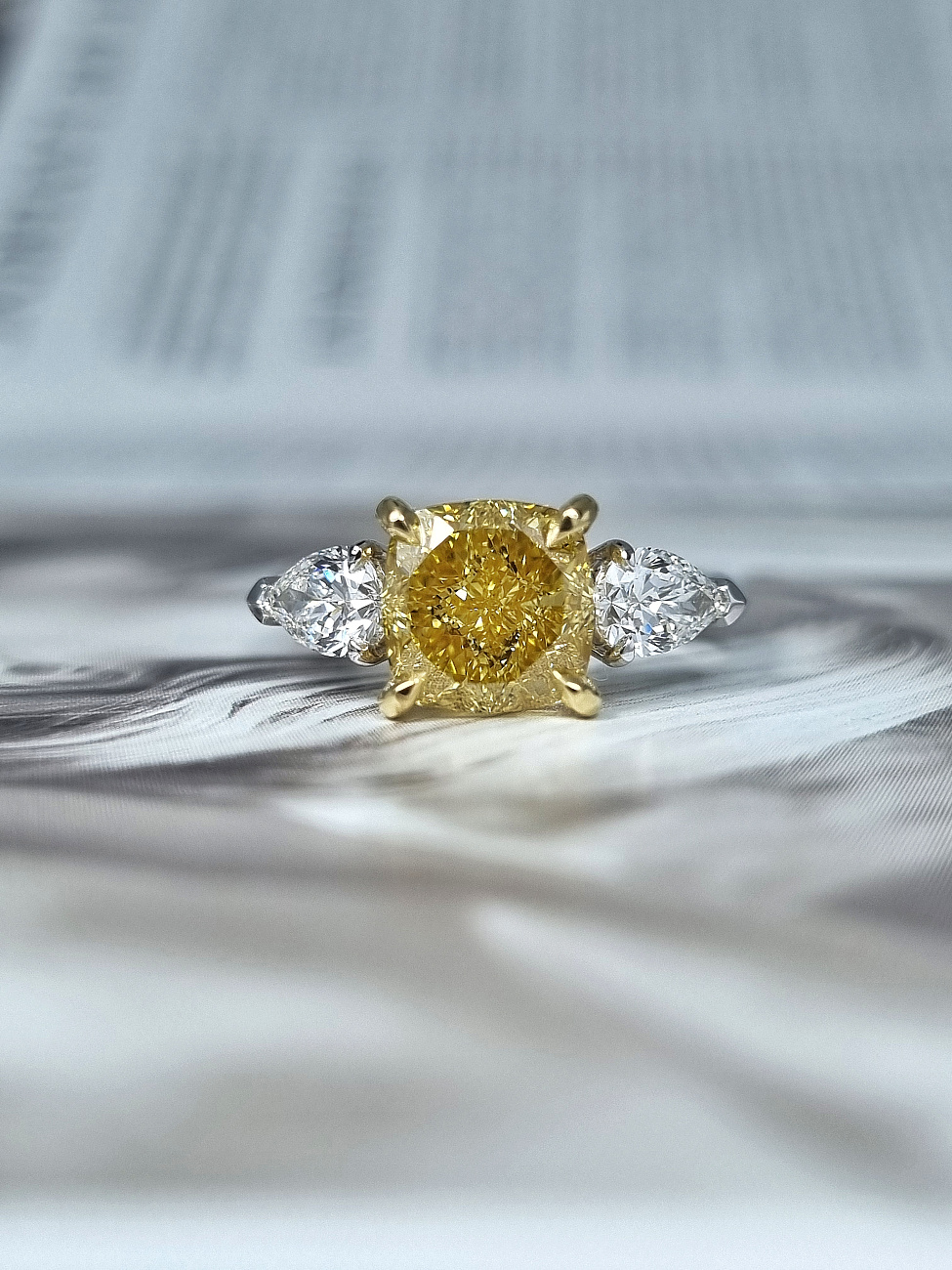 Украшение GIA  Кольцо с бриллиантом 3,02 ct. Fancy Deep Yellow/VS2   