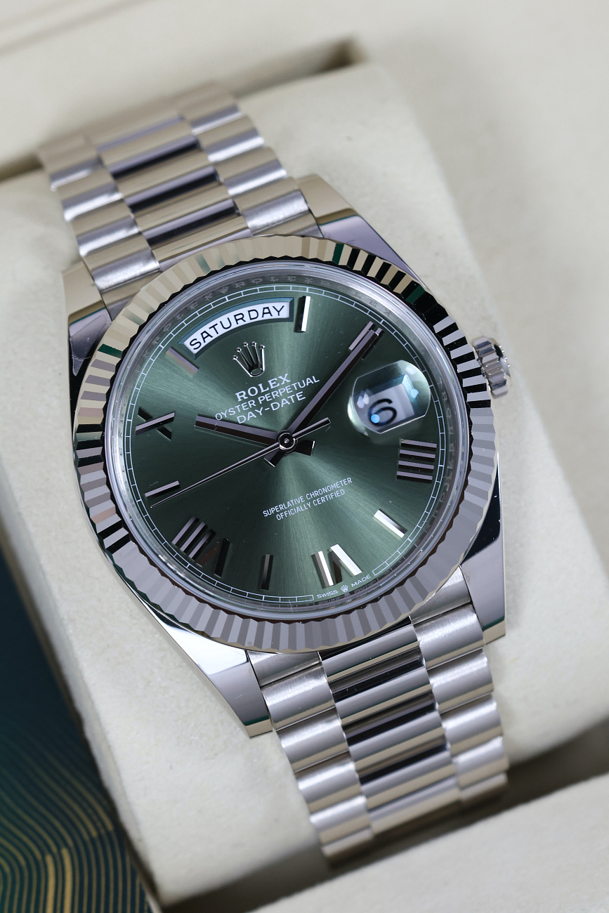 Часы Rolex  Oyster Perpetual White Gold Day-Date Olive Dial  228239