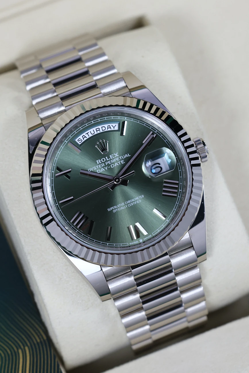 Часы Rolex  Oyster Perpetual White Gold Day-Date Olive Dial  228239