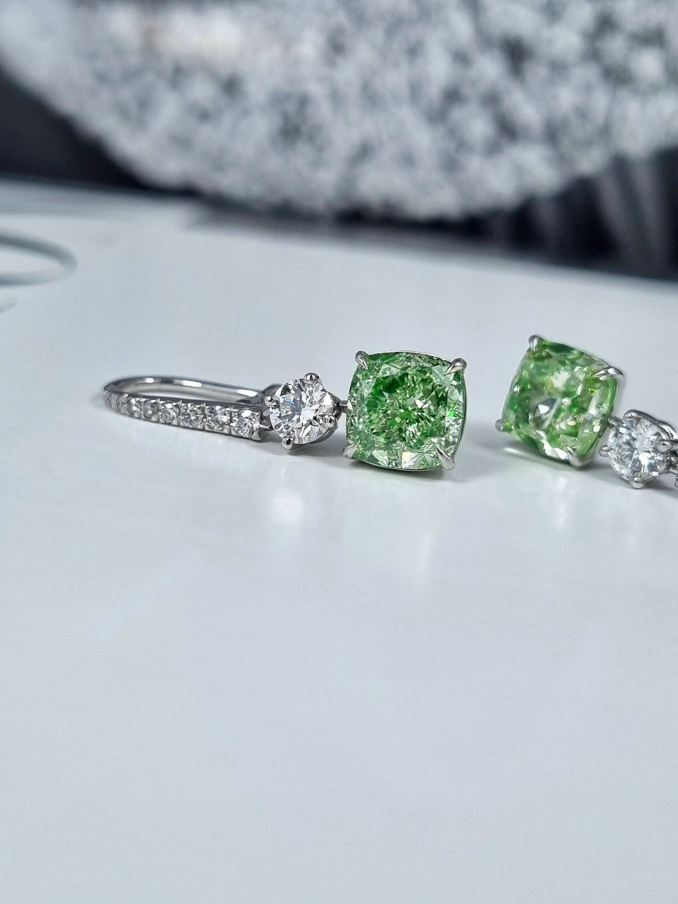 Украшение GIA  Серьги 3,01/3,02 ct. Light Greenish Yellow/VVS2-Si1   