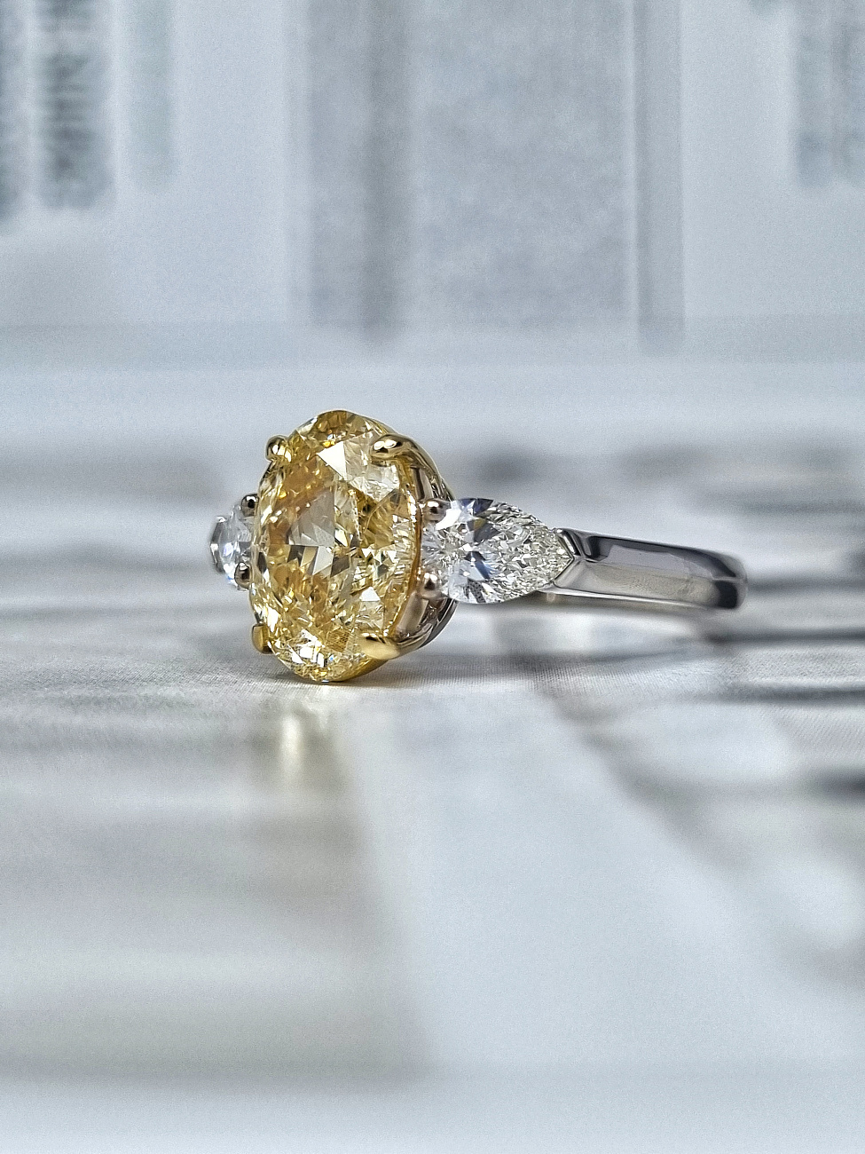 Украшение GIA  Кольцо с бриллиантом 2,68 ct. Fancy Light Yellow/VS1   