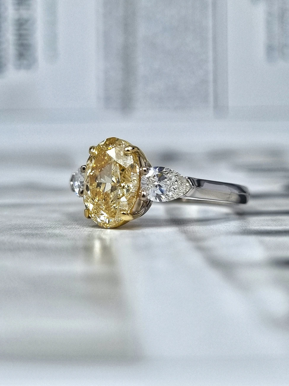 Украшение GIA  Кольцо с бриллиантом 2,68 ct. Fancy Light Yellow/VS1   