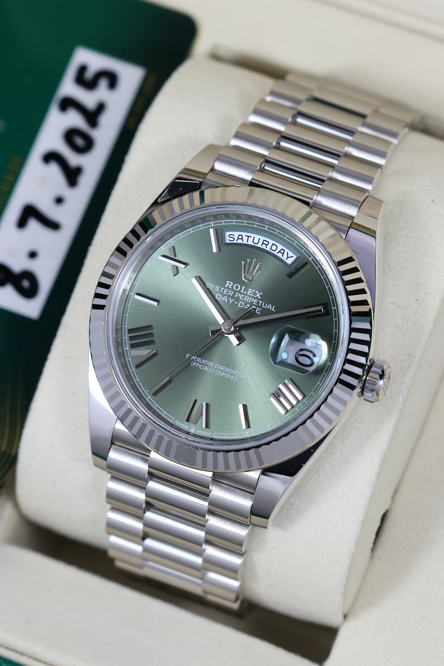 Часы Rolex  Oyster Perpetual White Gold Day-Date Olive Dial  228239