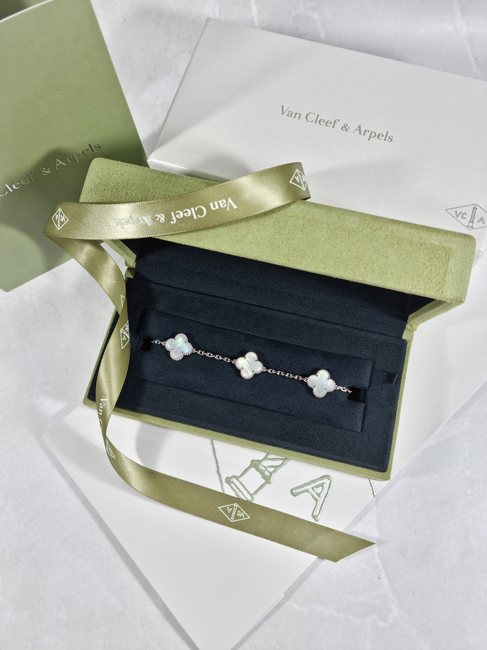 Van Cleef & Arpels в наличии в Москве в &quot;Мануфактуре&quot;! 