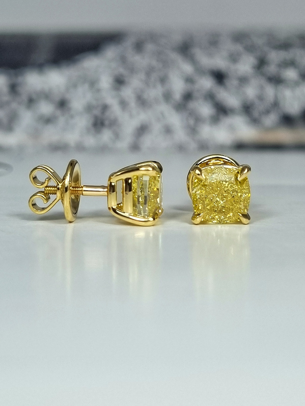 Украшение GIA  Серьги 2,00/2,01 ct. Fancy Intense Yellow/VS2 (Cushion Diamonds)   