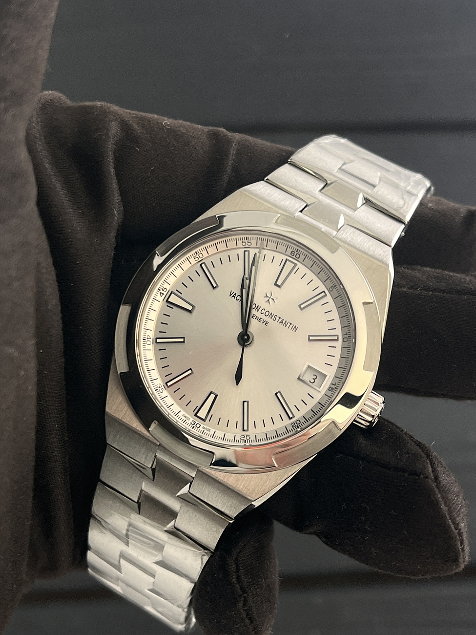 Часы Vacheron Constantin  Overseas Automatic Date 41 Mm  4500V/110A-B126