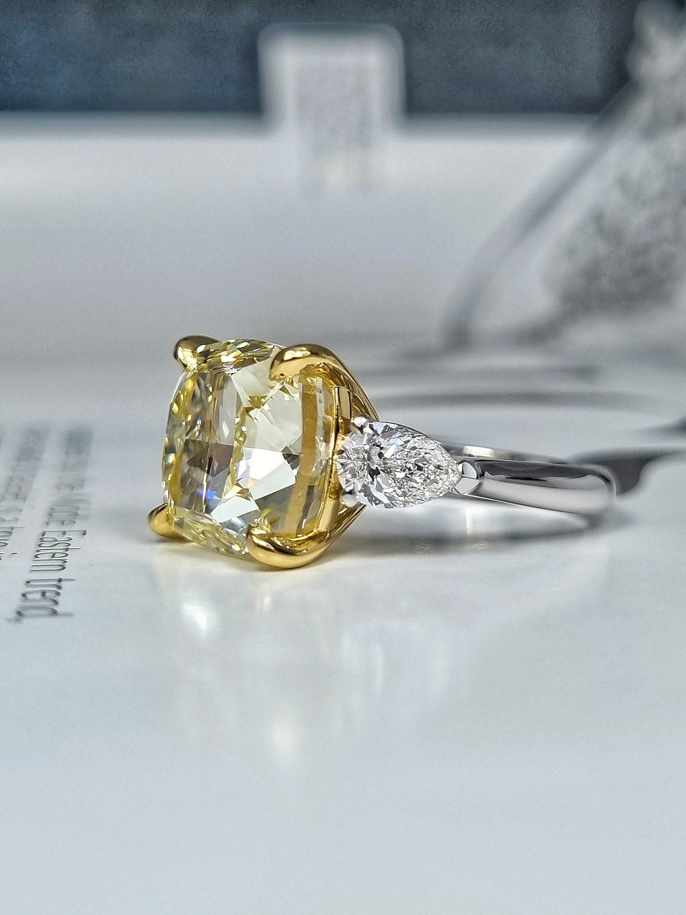Украшение GIA  Кольцо с бриллиантом 10,03 ct. Fancy Light Yellow/VS2   