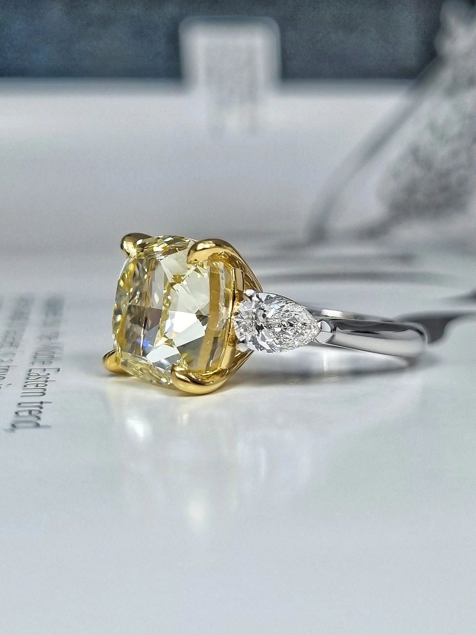Украшение GIA  Кольцо с бриллиантом 10,03 ct. Fancy Light Yellow/Si1   