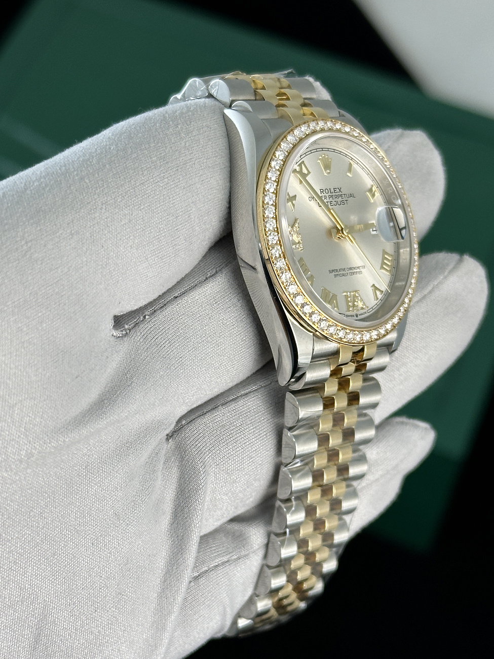 Часы Rolex  Datejust 36Mm Diamond Bezel Silver Roman Dial Steel And Yellow Gold  126283RBR