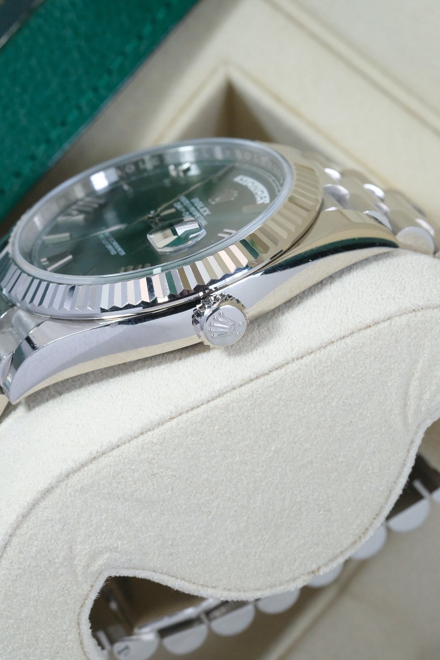 Часы Rolex  Day Date 40 Mm White Gold Olive Dial  228239