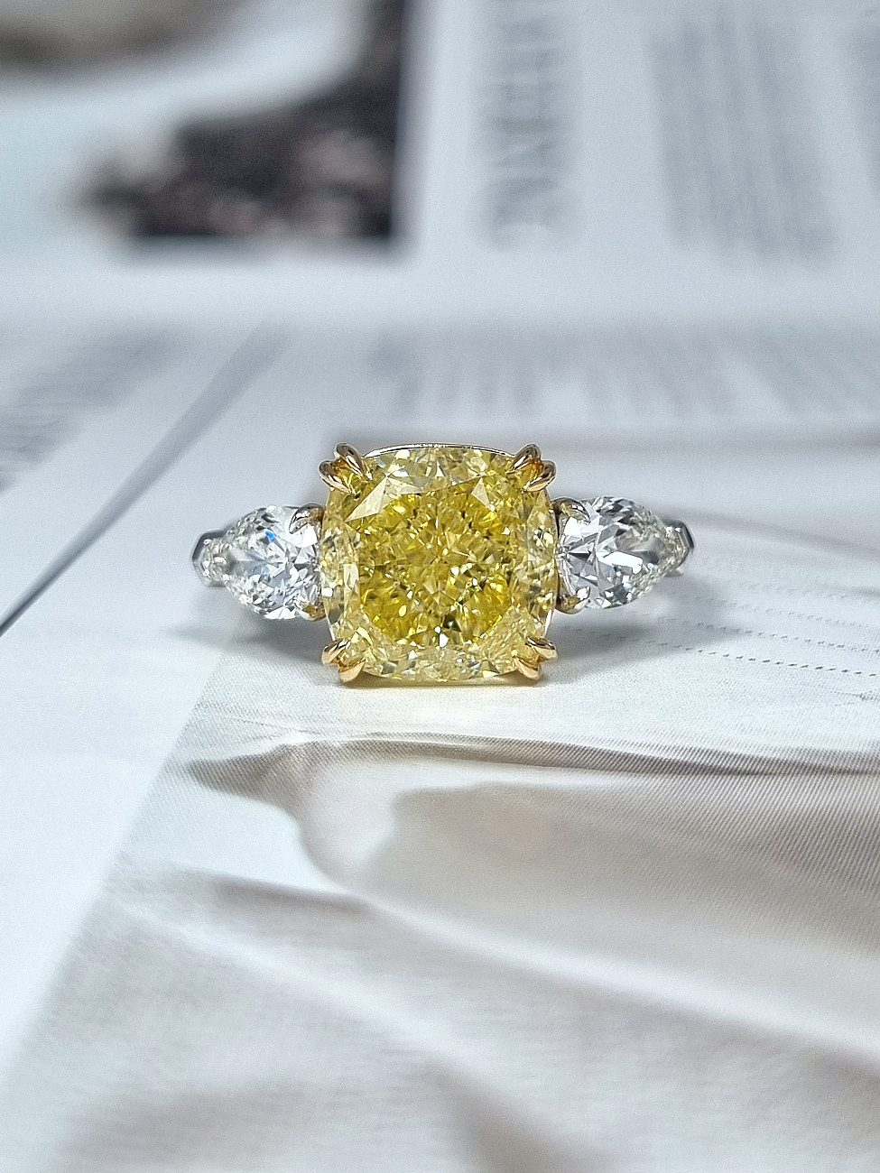 Украшение GIA  Кольцо с бриллиантом 5,01 ct. Fancy Yellow/Si1   
