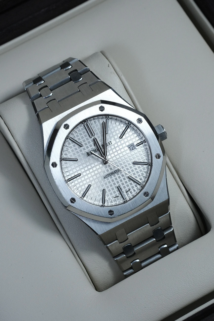 Часы Audemars Piguet  Royal Oak 41Mm White Dial  15400ST.OO.1220ST.02