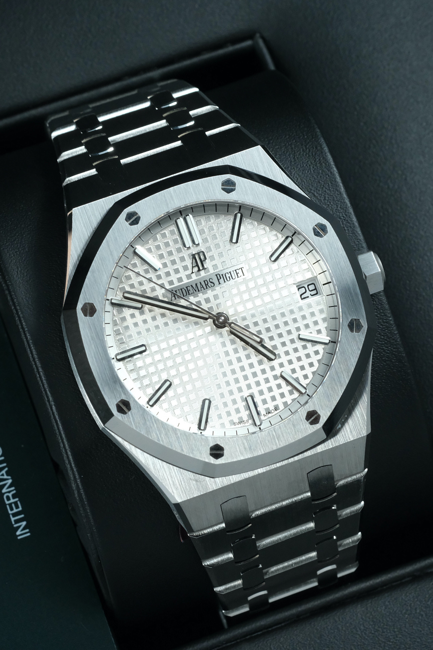 Часы Audemars Piguet  Royal Oak 41Mm White Dial  15500ST.OO.1220ST.04