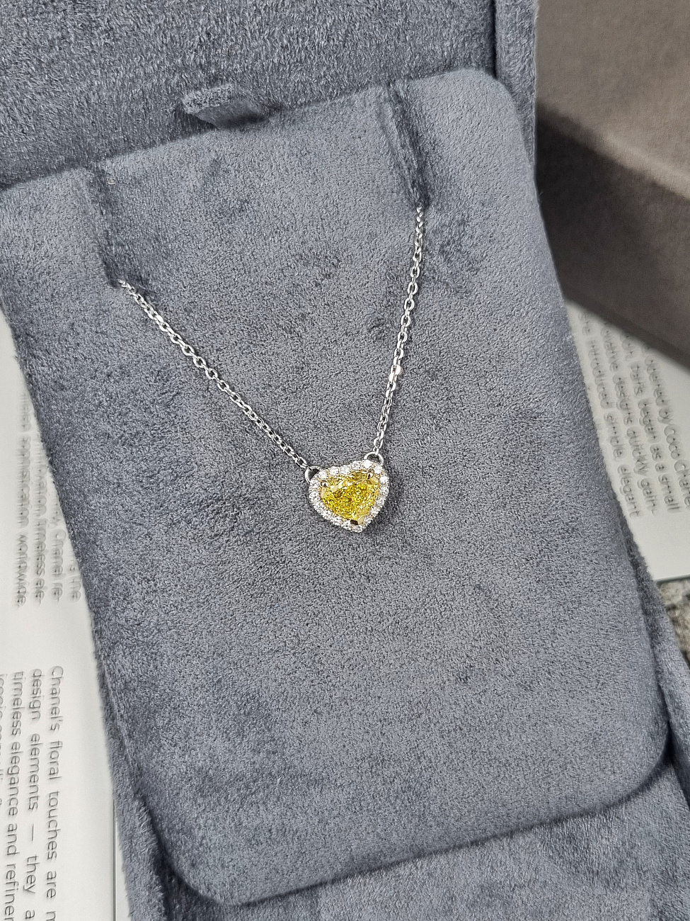 Украшение GIA  Подвеска 1,01 ct. Fancy Vivid Yellow/VS1 "Heart Diamond"   