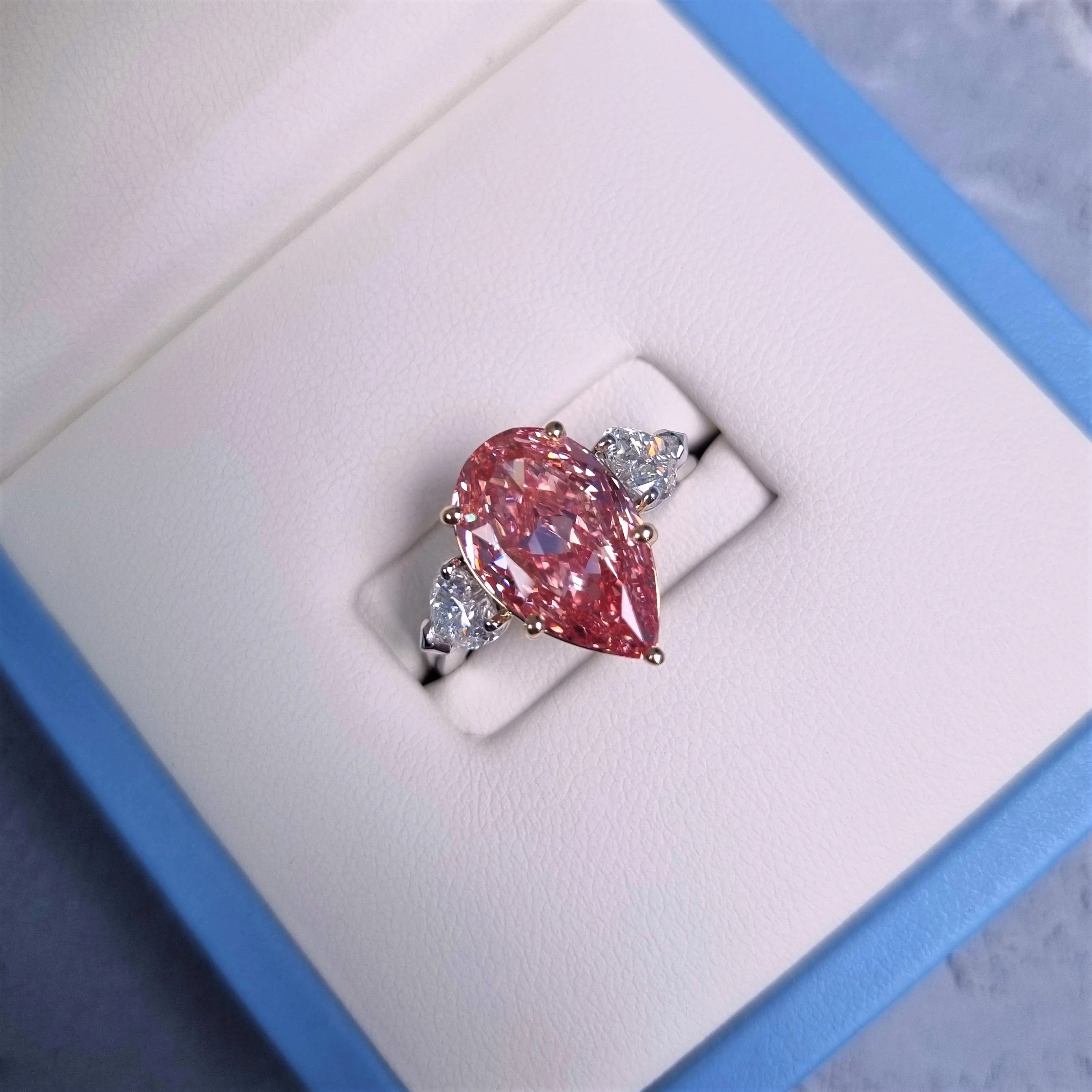 Украшение GIA  Кольцо С Бриллиантом 4,04 Ct. Fancy Vivid Pink (Treated)/Vs1   