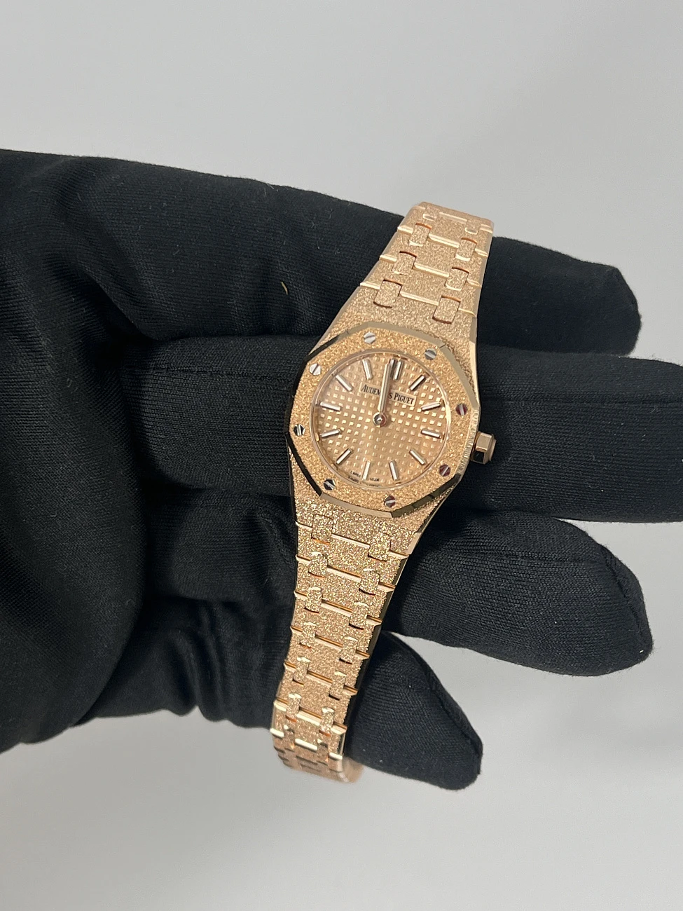 Часы Audemars Piguet  Royal Oak Mini Frosted Rose Gold 23Mm  67630OR.GG.1312OR.01