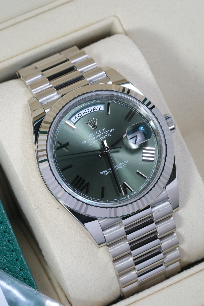 Часы Rolex  Day Date 40 Mm White Gold Olive Dial  228239
