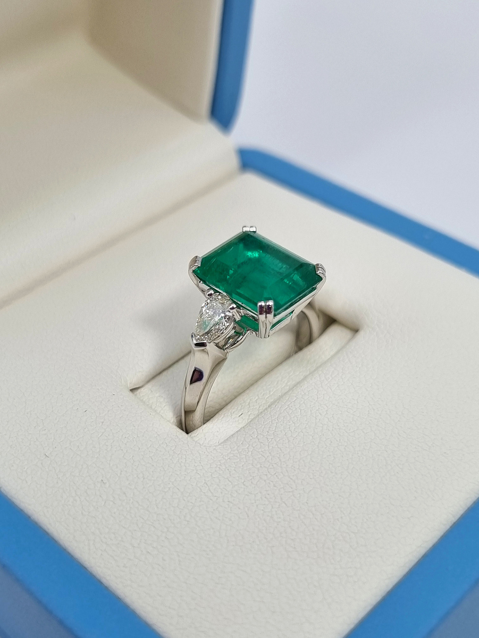 Украшение NO NAME  Кольцо С Изумрудом 3,90 Ct.   