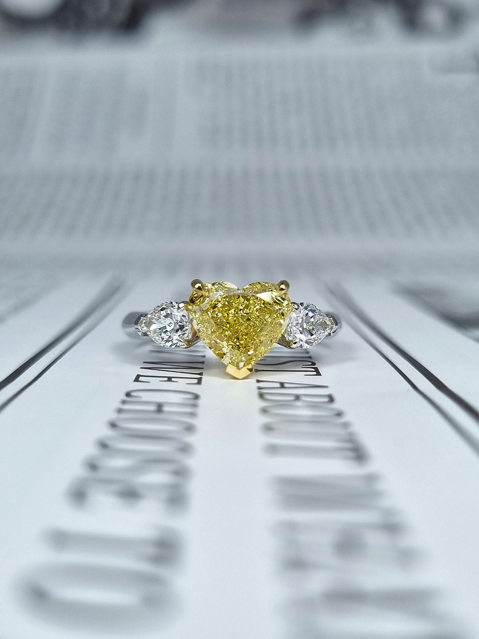 Украшение NO NAME  Кольцо 2,01 ct. Fancy Yellow/VS1 &quot;Heart Diamond&quot;   