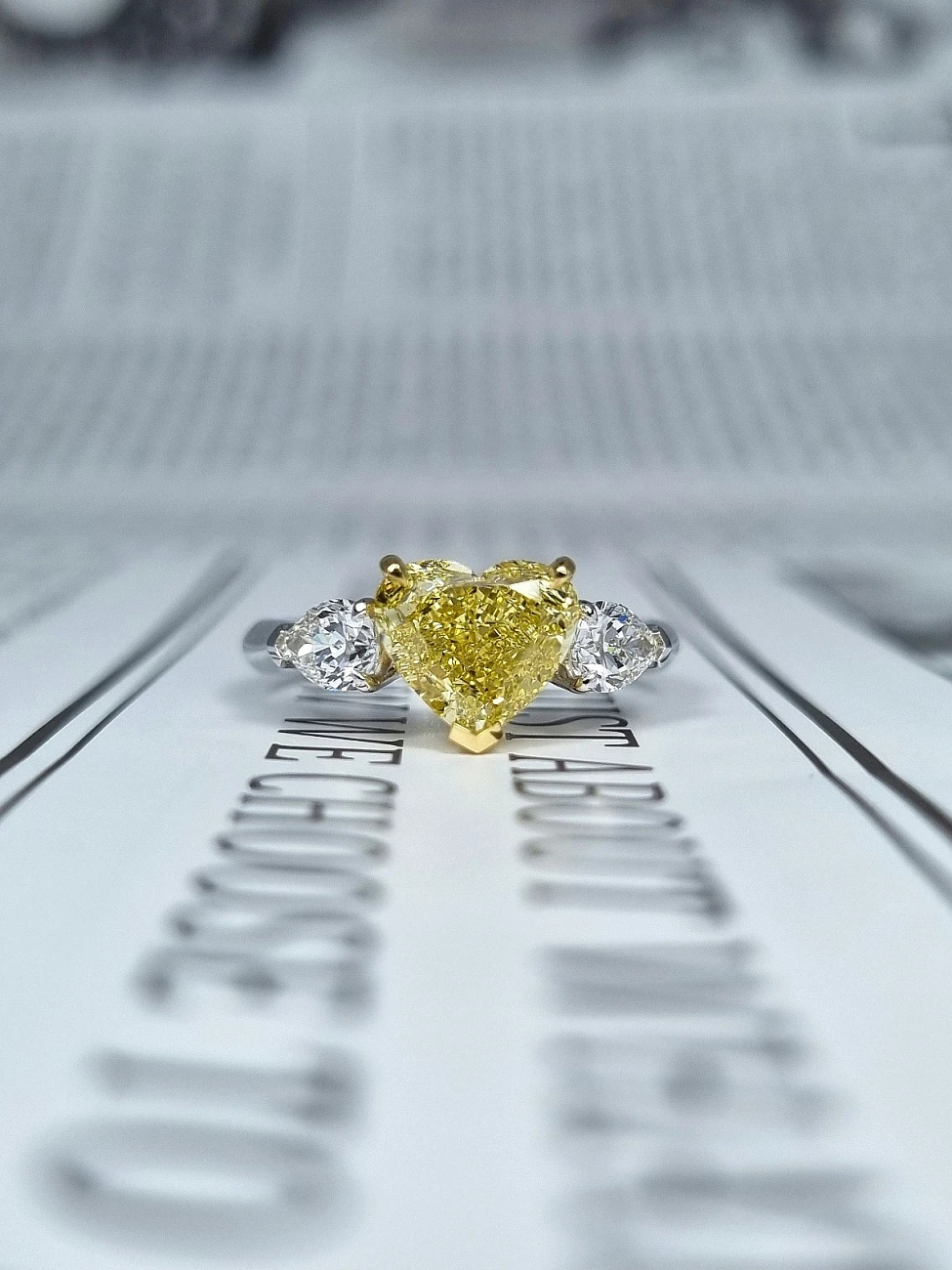 Украшение GIA  Кольцо 2,01 ct. Fancy Yellow/VS1 "Heart Diamond"   